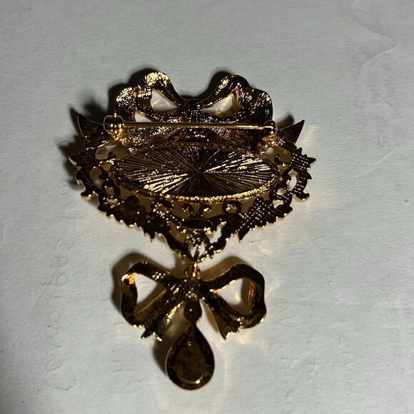 Vintage AVON Romantic style Brooch with amethyst rhinestone/faux pearl. - Picture 2 of 4